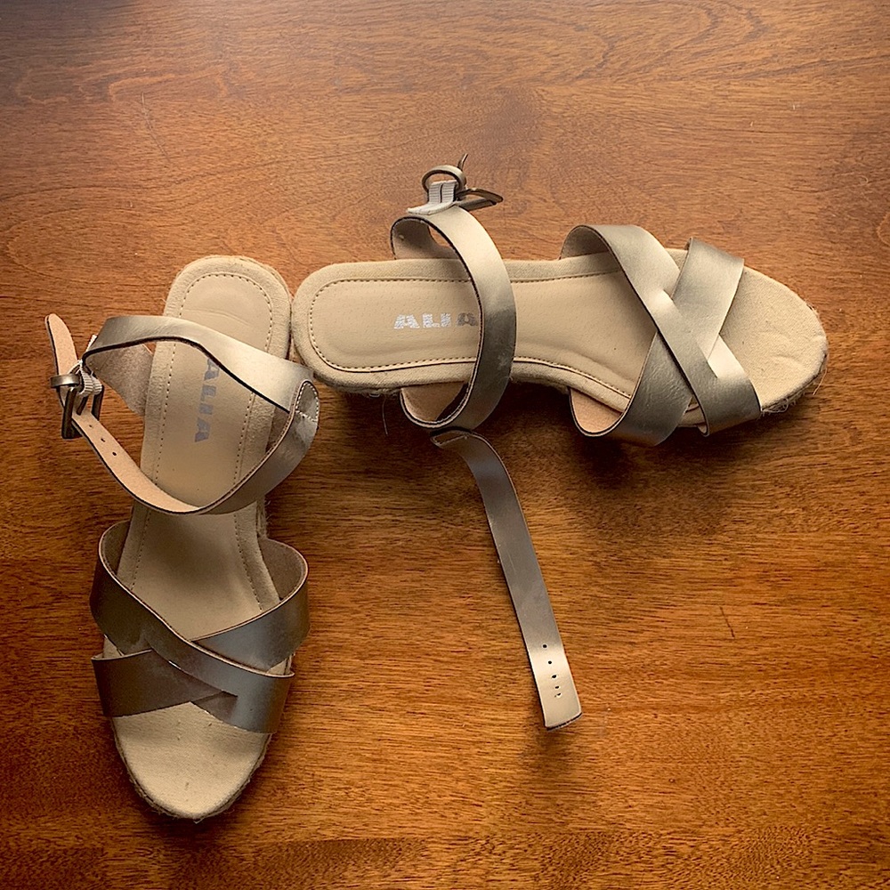New! ALIA gold sandal wedges, never been worn, size 7M